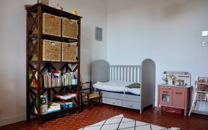 Children's area - Charming air-conditioned house with swimming pool in a quiet location -near the beach -Faron -centre (Toulon)