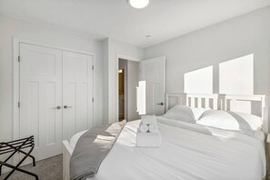 3 bedrooms, iron/ironing board, WiFi, bed sheets