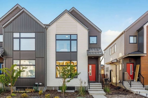 King Bed, 5 min South Health, Local Coffee, Patio