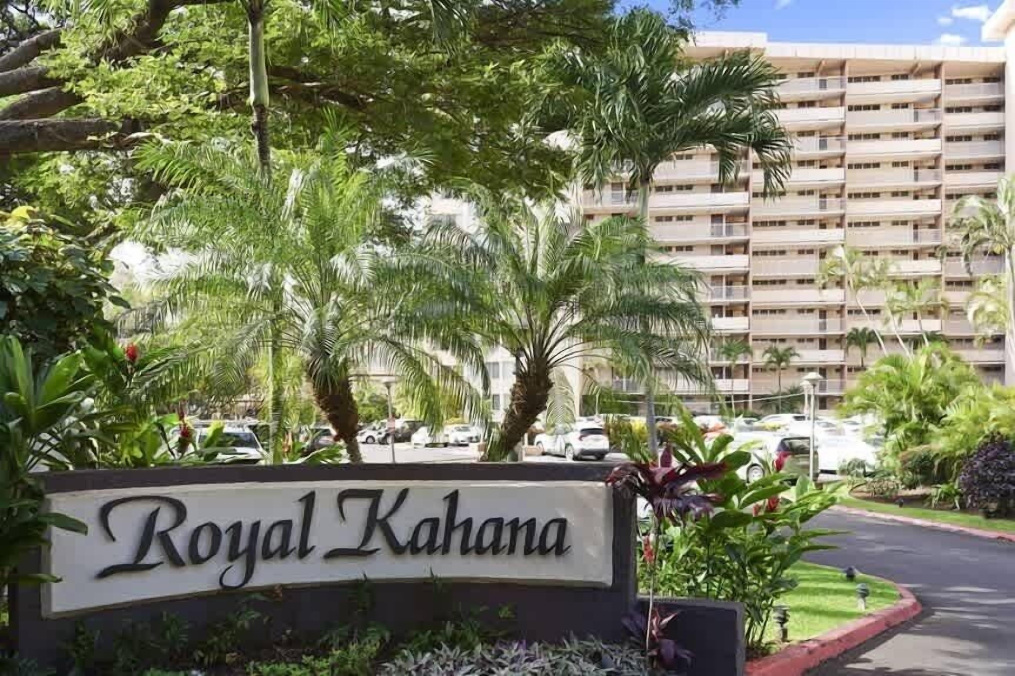 En skylt för Royal Kahana, med en flervåningsbyggnad i bakgrunden.