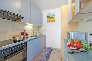 Refrigerador, microondas, horno, placa de cocina