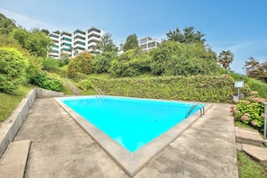 Una piscina al aire libre de temporada