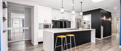 Jääkaappi, mikroaaltouuni, uuni, astianpesukone