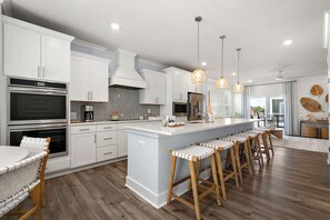 Réfrigérateur, four à micro-ondes, un four, lave-vaisselle