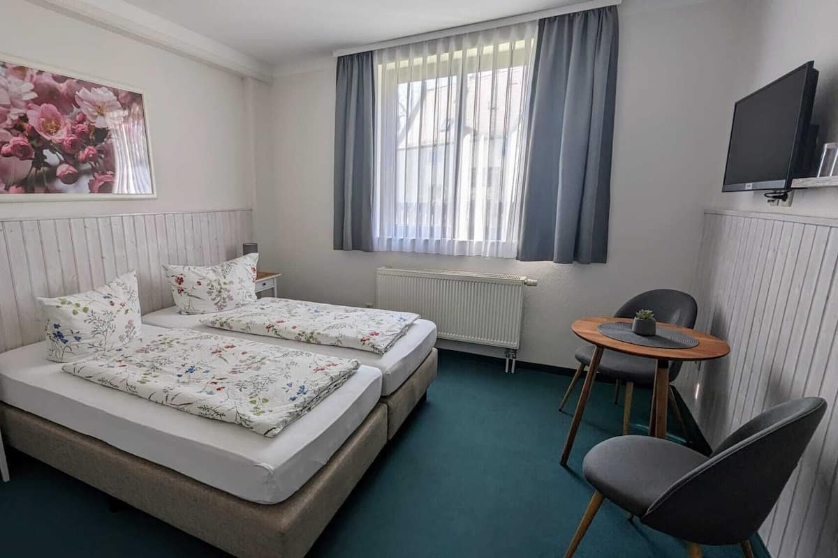 Standard-Doppelzimmer, eigenes Bad, Gartenblick | Kostenloses WLAN