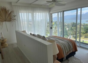 5 bedrooms, iron/ironing board, Internet, bed sheets - The Lakehouse.  Superb two story home with pool. (Mountain Bay)
