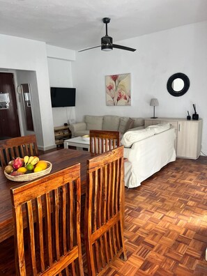 Apartemen, 2 kamar tidur, teras, pemandangan kota | Ruang makan