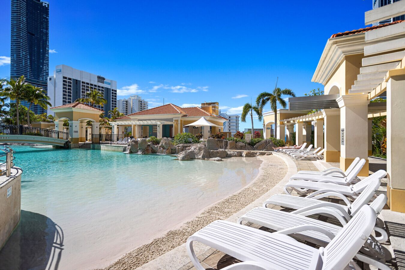 Alberca techada y alberca al aire libre