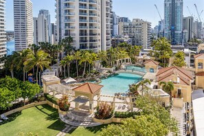 Een binnenzwembad, een buitenzwembad