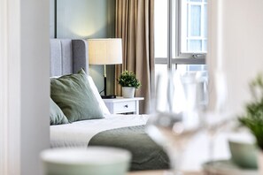 2 slaapkamers, een strijkplank/strijkijzer, reisbedje, gratis wifi