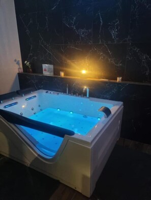 Een douche, handdoeken, zeep, shampoo