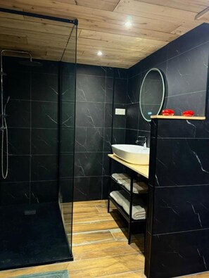 Chuveiro, toalhas de banho, sabonete, shampoo