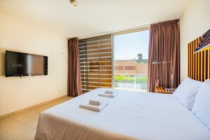 2 bedrooms, in-room safe, iron/ironing board, Internet