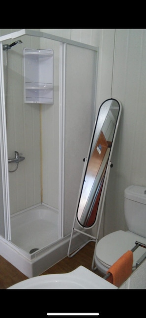 Sèche-cheveux, serviettes fournies, savon, papier toilette