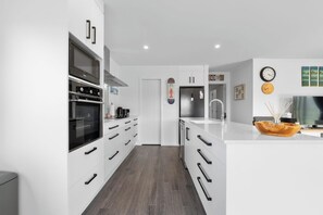 Kühlschrank, Mikrowelle, Ofen, Herdplatte