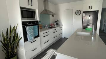 Een koelkast, een microgolfoven, een oven, een kookplaat