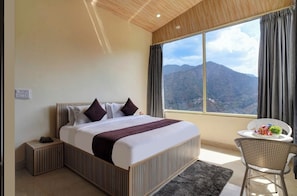 Deluxe Double Room | Hypo-allergenic bedding, desk, soundproofing, free WiFi