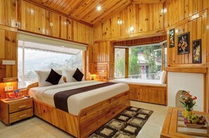 Family Double Room | Hypo-allergenic bedding, desk, soundproofing, free WiFi