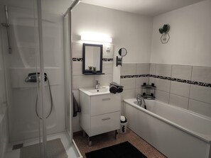 Hair dryer, towels, soap, toilet paper - Le petit coin de paradis completely renovated house in an atypical neighborhood (Auxi-le-Château)