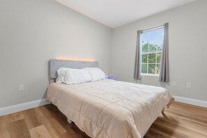 3 bedrooms, desk, free WiFi, bed sheets