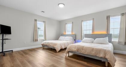 Beautiful Waterfront 4 Bedroom, 1.5 Bathroom Unit.