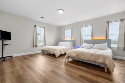 Beautiful Waterfront 4 Bedroom, 1.5 Bathroom Unit.