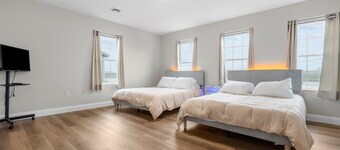 Beautiful Waterfront 4 Bedroom, 1.5 Bathroom Unit.