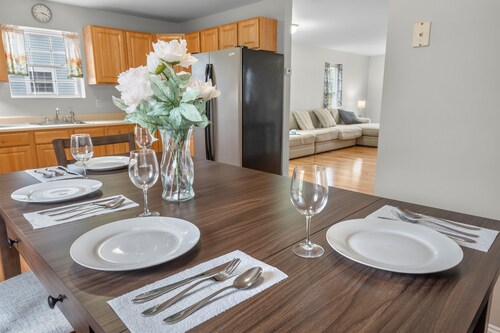 Beautiful Waterfront 4 Bedroom, 1.5 Bathroom Unit.