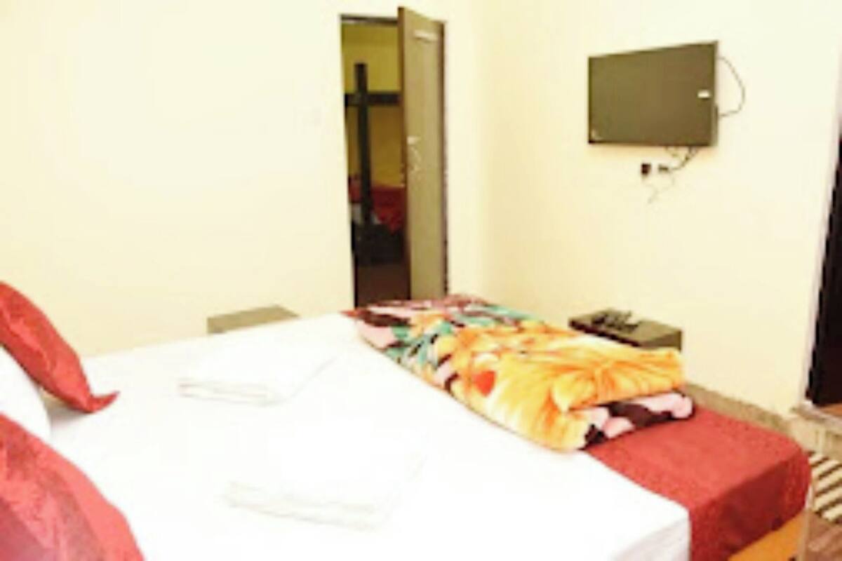 Hypo-allergenic bedding, in-room safe, desk, soundproofing