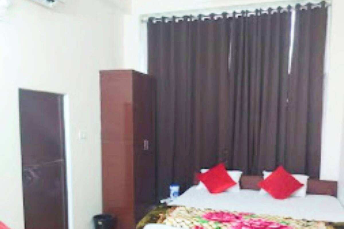 Deluxe Double Room, Air conditioning | Hypo-allergenic bedding, in-room safe, desk, soundproofing