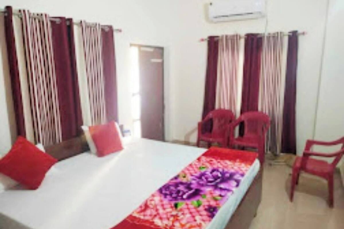 Hypo-allergenic bedding, in-room safe, desk, soundproofing