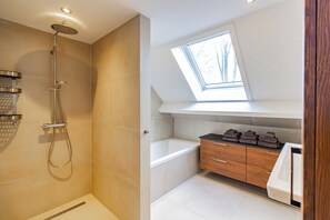 Haartrockner, Handtücher, Toilettenpapier