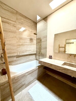 Bruser, boblebadekar, hårtørrer, bidet