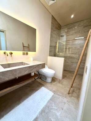 Chuveiro, banheira de hidromassagem, secador de cabelo, bidê