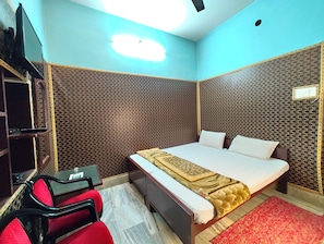 Deluxe Double Room | Hypo-allergenic bedding, in-room safe, soundproofing, free WiFi