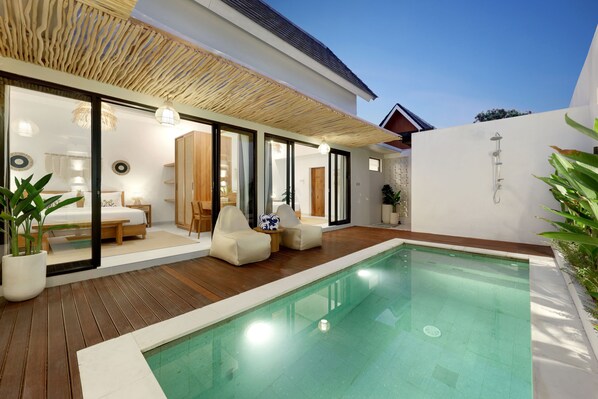Una piscina al aire libre