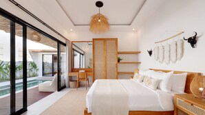 Un dormitorio moderno con una cama grande, un escritorio y vistas a una piscina.