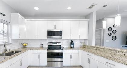 New Luxury Apartment at Prime Location!