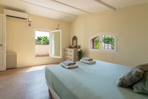 4 bedrooms, iron/ironing board, free WiFi, bed sheets