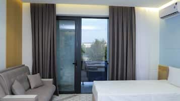 Basic Triple Room | Laptop workspace, free WiFi, bed sheets