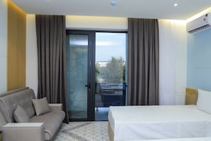 Basic Triple Room | Laptop workspace, free WiFi, bed sheets