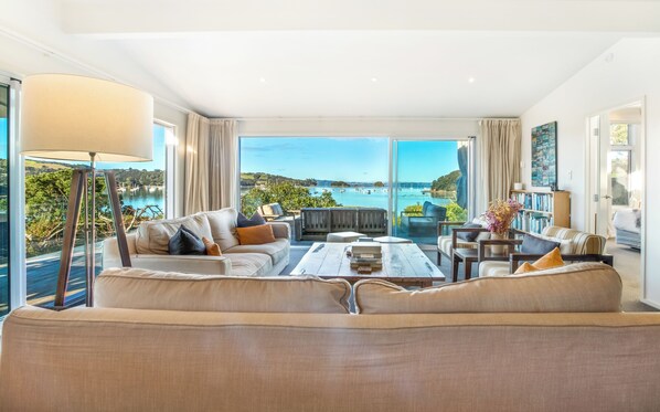 TV connectée de 55 pouces avec chaînes numériques