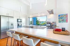 Full-size fridge, coffee/tea maker, electric kettle, toaster - Shelley Beach Homestead (Waiheke Island)