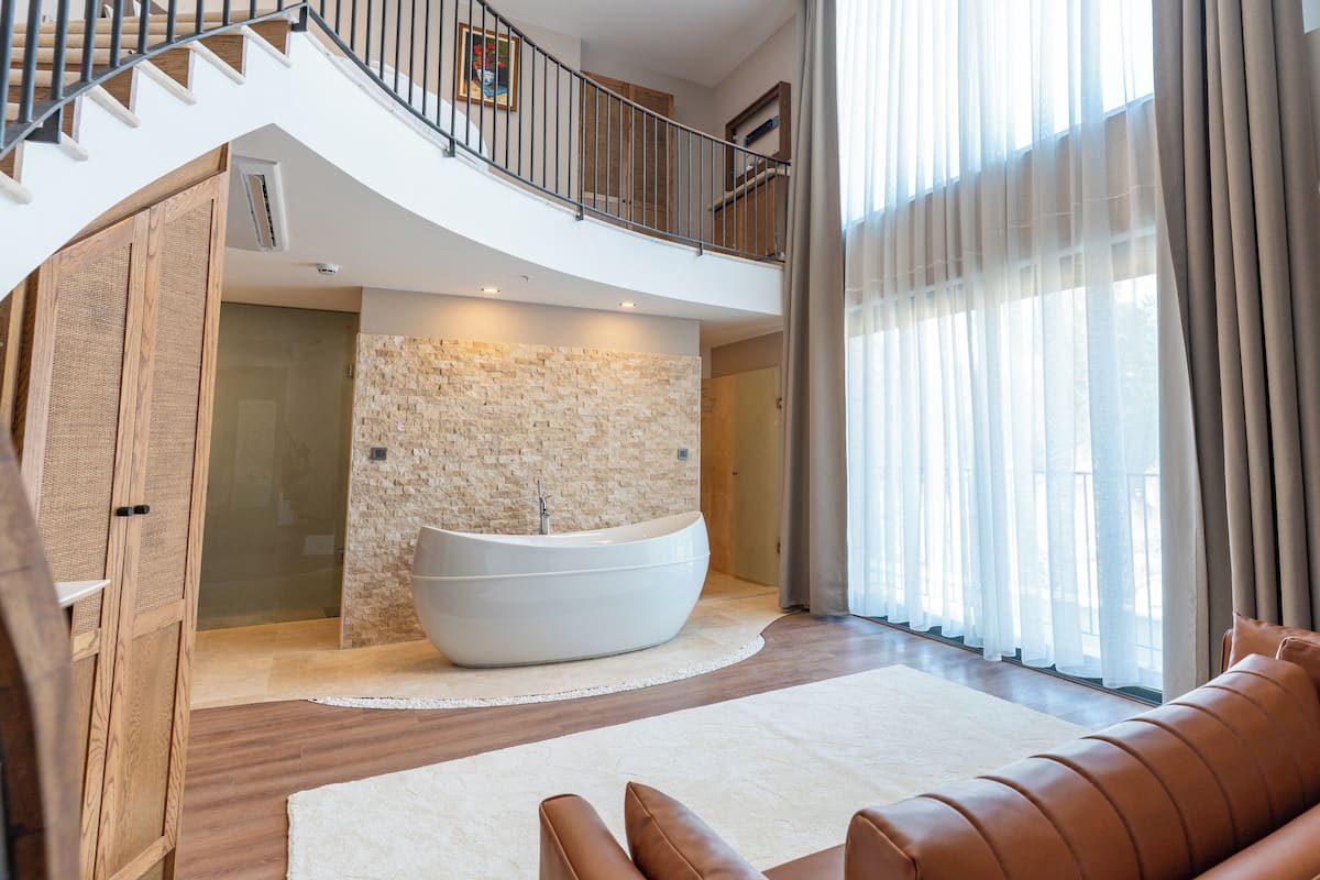 Loft Oda ( Jakuzili ) | Bathroom | Shower, free toiletries, hair dryer, slippers