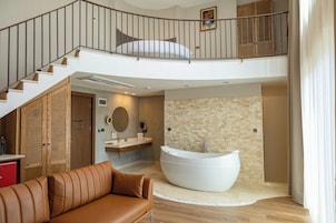 Loft Oda | Kaliteli yatak takımı, odada kasa, güneşlik/perde 