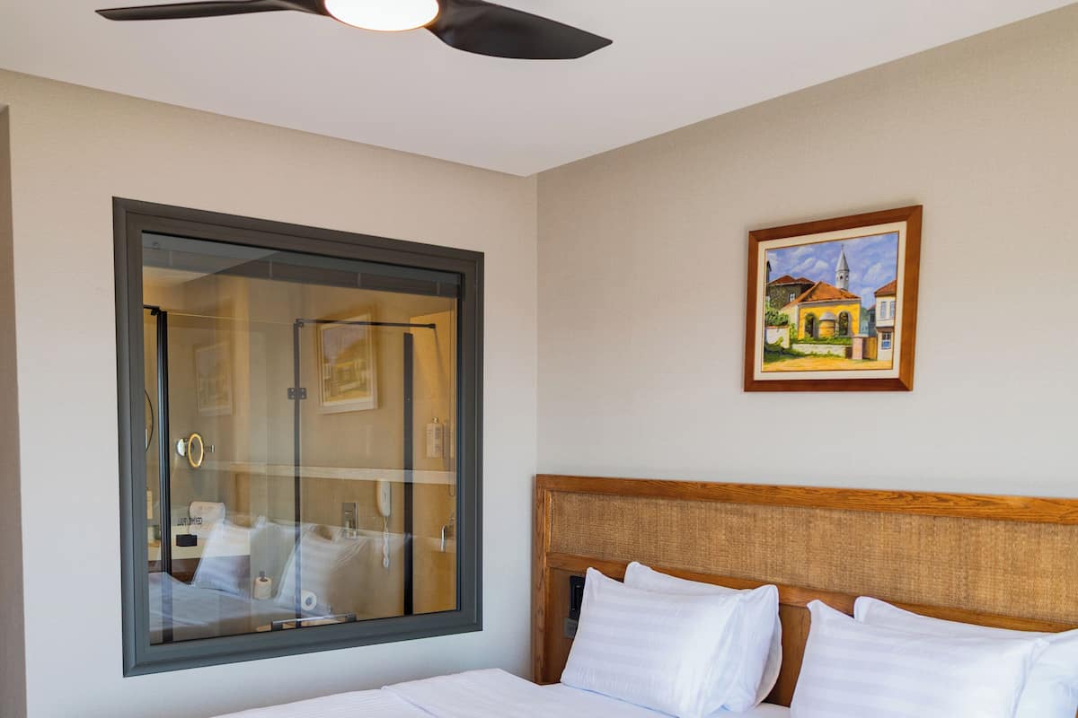 Chambre, balcon, vue jardin