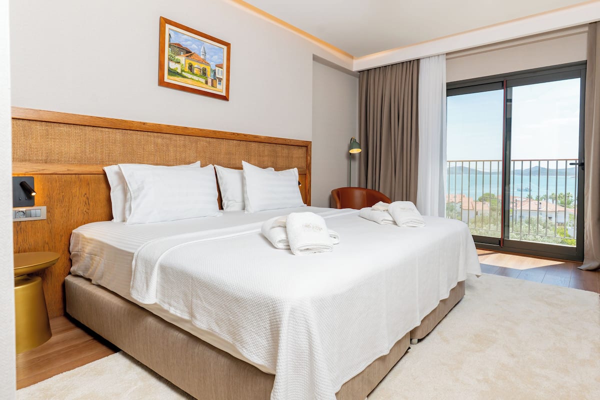 Deluxe Double Room | In-room safe, blackout drapes, free WiFi