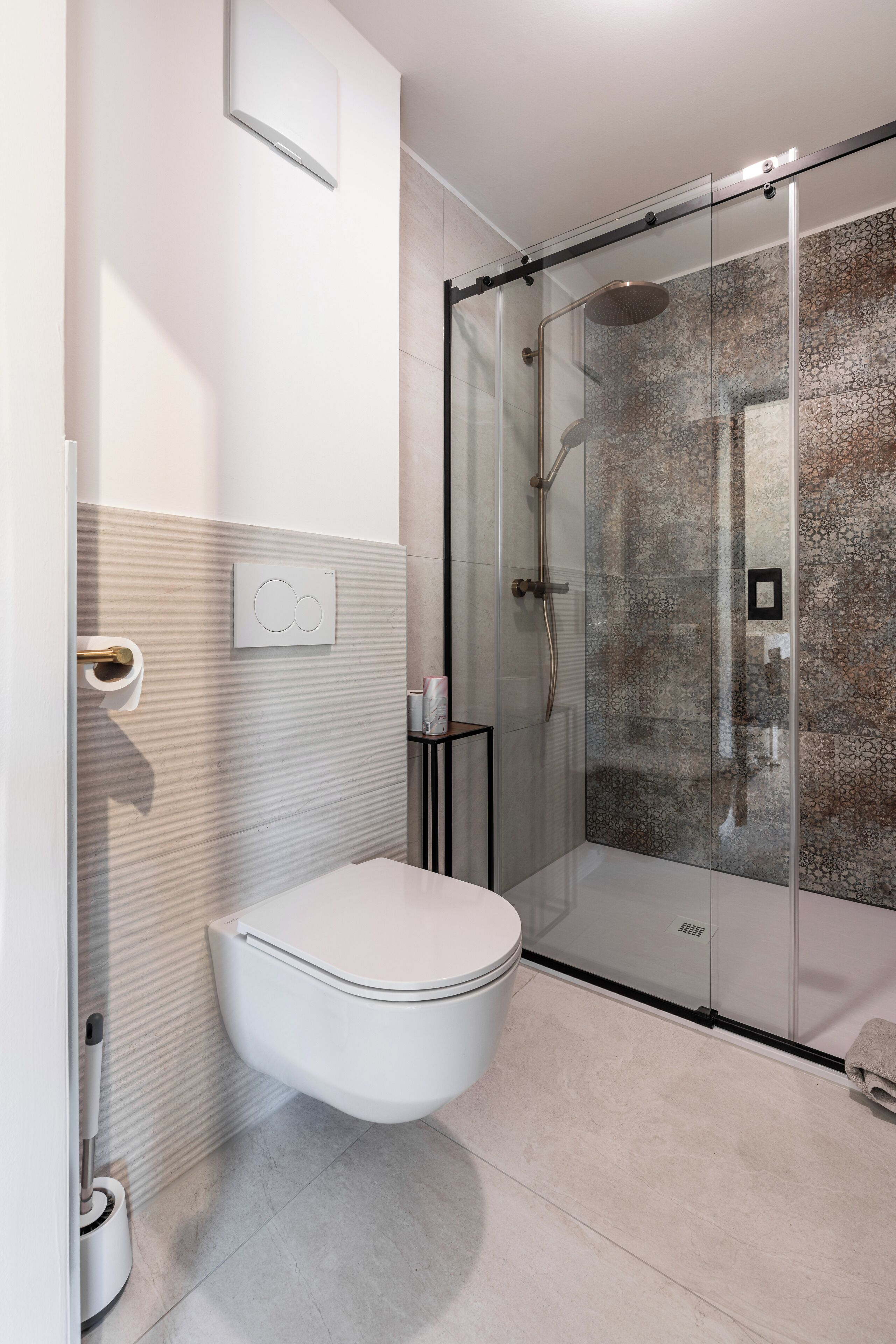 Deluxe-Studiosuite, Balkon, Hügelblick | Badezimmer | Badewanne, Haartrockner, Handtücher, Seife