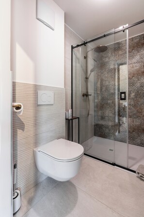 Deluxe Studio Suite, Balcony, Hill View | Bilik Mandi | Tab mandi, pengering rambut, tuala disediakan, sabun 