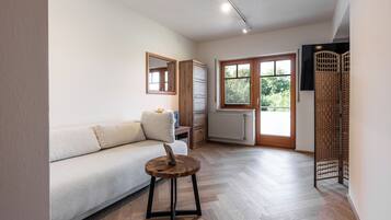 Luxury Suite, Garden View | Living area | Toys